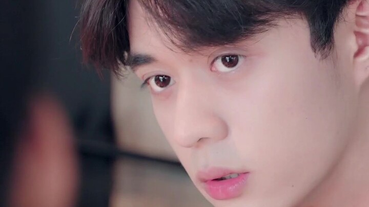 Kita semua melihat orang yang kita suka melalui layar.