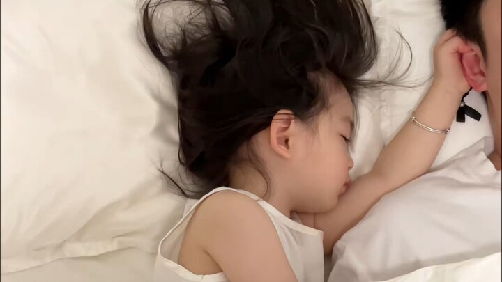 Kabar baik: putri saya mau tidur sendiri! Kabar buruk… masih ada satu syarat
