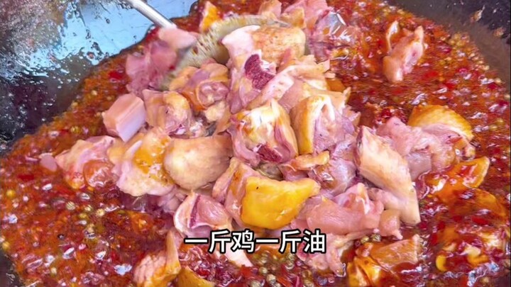 A beautiful woman in Zunyi sells spicy chicken: 6 jin of chicken, 6 jin of oil, and 3 jin of chili p