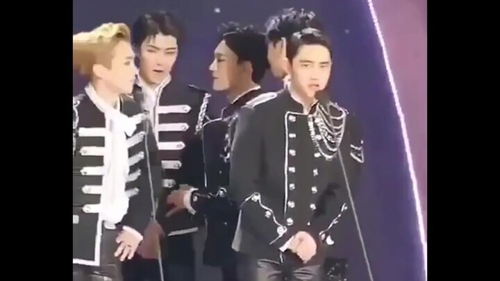 Let’s talk about how much EXO hates the microphone. No one wants to touch it. It’s so difficult for 