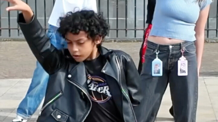 النجدة... طفل صغير يخرج من الأجواء الأنيقة لعصابة ATEEZ...