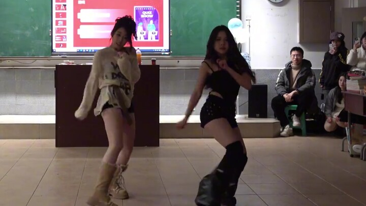 Đêm hội mừng năm mới của học sinh lớp 12: Nhảy lại bài Whiplash, từng bước nhảy uyển chuyển như dòng