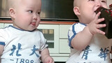双胞胎宝宝对话筒产生兴趣，并乖乖排队“说话”～