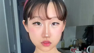 I really need to see how beauty bloggers' makeup looks under different lighting conditions.