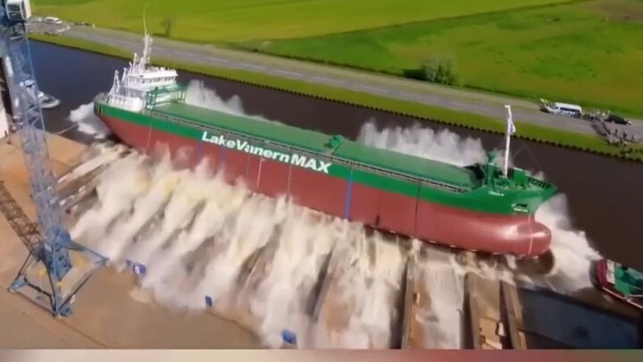 สุดตื่นตะลึง! ร่วมเป็นสักขีพยานในการปล่อยเรือยักษ์ลงน้ำครั้งแรก