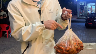 5 جين من جراد البحر، نقص 2.5 جين، عندما ذهبت لصاحب المطعم لطلب التوضيح تعرضت للانتقاد بدلاً من ذلك!