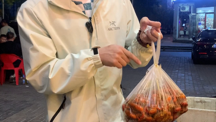 5 جين من جراد البحر، نقص 2.5 جين، عندما ذهبت لصاحب المطعم لطلب التوضيح تعرضت للانتقاد بدلاً من ذلك!