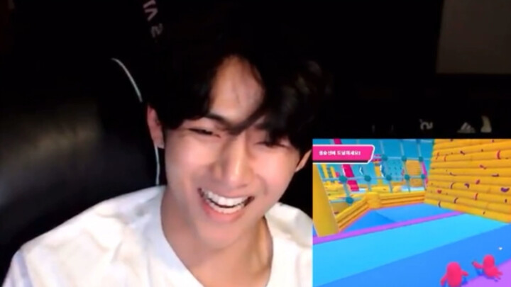 【BTS】Tiga Ami datang jauh-jauh kembali untuk berulang kali memberikan contoh pada Taetae, hahaha. Ta