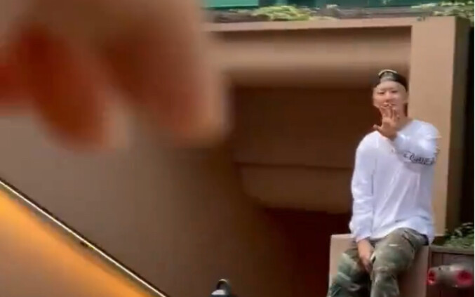 Pertama kali lihat idola melambaikan tangan ke penggemar yang duduk di mobil kkk Hoshi imut banget!