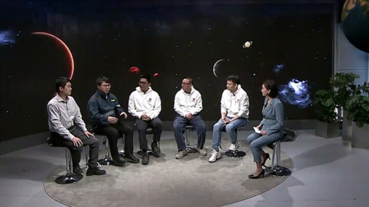 徐工集团负责人“这个项目最初是通过社交媒体的私信联系，然后打了个电话十几分钟就定了这事。开始没要那么多设备，后来...”郭帆“一开始哪敢要太多啊”哈哈哈哈