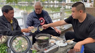 Vịt Om Sấu Bên Hồ Cùng 2 Bố