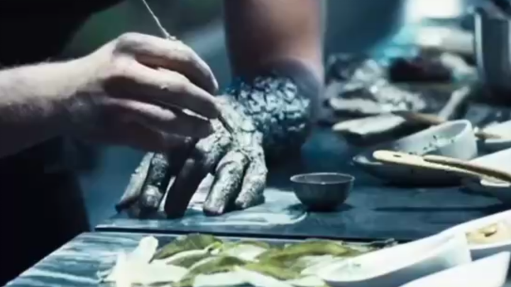 A painting master painted himself as a tree trunk to evade assassination