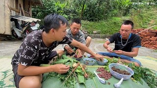 Eat raw meat (Thịt bò sống chấm nước măng chua) | Hoa Ban Tây Bắc