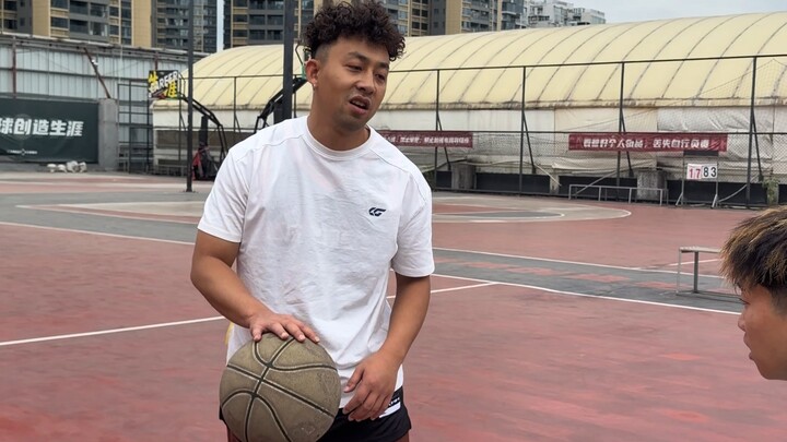 أخ الفريق الجامعي قادم، سارعوا بالابتعاد!