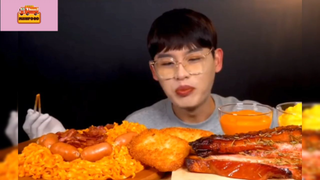 Mukbang mì cay, xúc xích và thịt hun khói #anngon