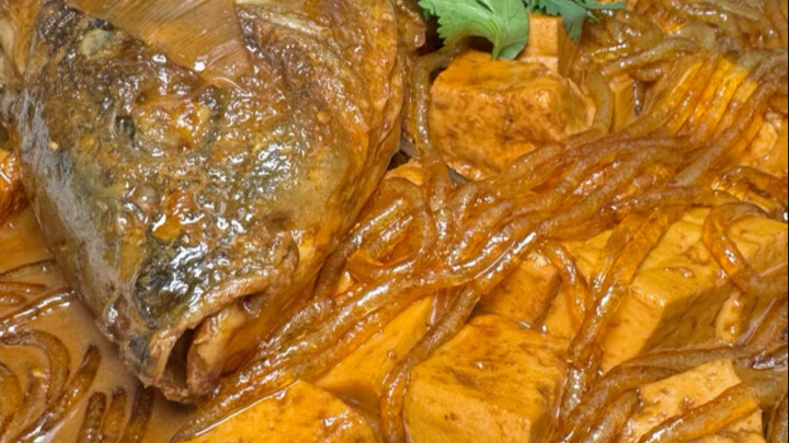 كيف تطبخ سمك الشبوط في البيت ليكون لذيذًا وخاليًا من الزفارة؟ جرّب حساء الشبوط مع دومولي – يناسب الأ