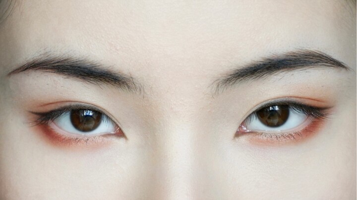 A classic, elegant makeup look that doesn’t emphasize the eyelashes