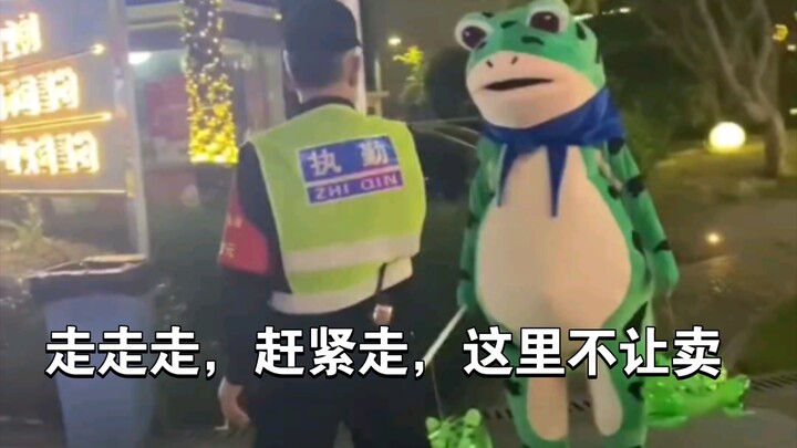 เจ้ากบสุดน่าสงสารที่น่าขำโดนยามไล่ออกไปอีกแล้ว ช่างน้ำตาซึมจริงๆ