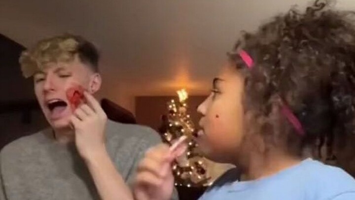 恶搞被识破的尴尬！妹妹：我是年轻，不是脑瘫...