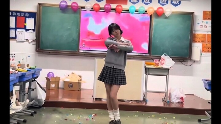 SMA Putri di Tiongkok: Ketua Bidang Seni Datang, Semua Minggir! Malam Tahun Baru | Siswa SMA | Tari 