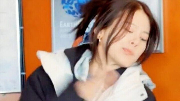 ขำตายเลย น้องสาวคนนี้ตลกจริงๆ! ทำหน้าที่ล่ามเสร็จ ก็มาเป็นพี่ชายซะงั้น กลางวันขับรถ กลางคืนดื่ม!