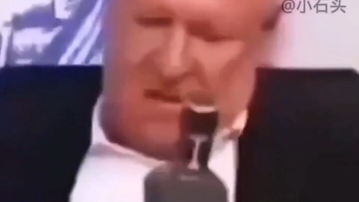 Tampaknya dia juga seorang pemabuk.