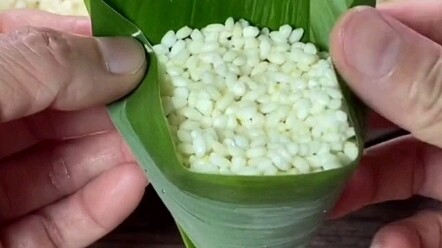 Tay nghề gói bánh chưng chuyển động chậm