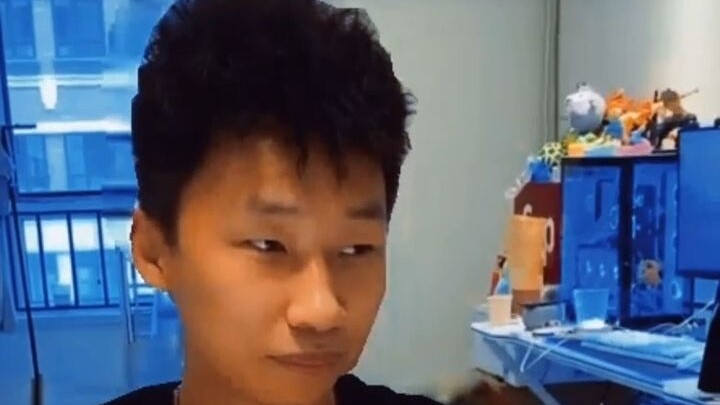 Permainan mahjong di kamar tidur tiba-tiba berubah jadi mukbang? Kenapa begitu?