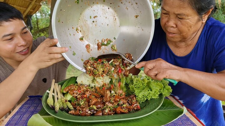 ก้อยเห็ดผึ้ง เมนูนี้แซ่บต้องลอง กินข้าวด้วยกันบรรยากาศฝนตกรินบนเถียงนา | อร่อยนัวร์
