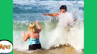 หนึ่งคลื่น สองล้มเหลว! 🌊😅 วิดีโอตลก AFV 2020