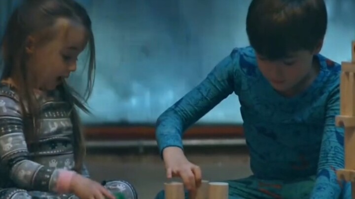 الزومبي يعوي بجنون خارج الزجاج، بينما الأخوين يتبادلان الحديث والضحك بهدوء في المنزل.