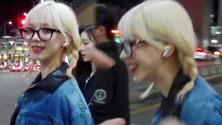 对我家亲爱的在做些什么…？柳智敏突然比心，把记者姐姐都媚得脸红！