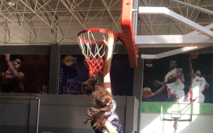 1.8-meter tall female athlete can touch the basketball rim (Part 2)