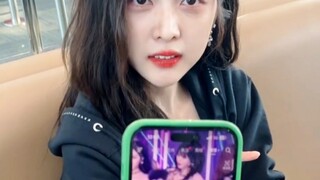 Ngô Huyên Nghi cũng đang xem video trực tiếp của Liu Zhi Min! Mỹ nữ yêu mỹ nữ!