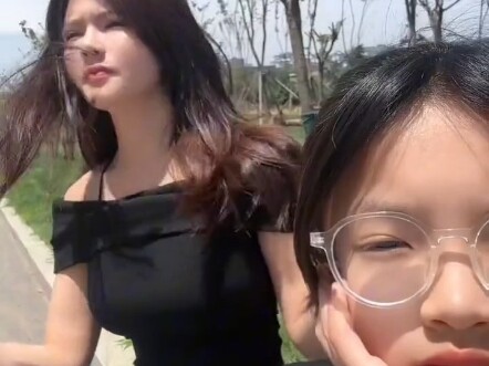 هذه الأم لا تزال ساحرة للغاية