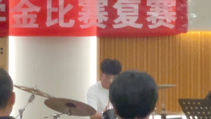 [Six-Minute Delight] The band's insanely awesome drum solo, guitar solo, and bass solo