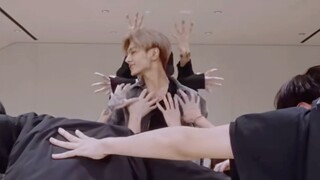 ใครจะยังสงสัยในความสามารถการเต้นของเขาได้อีกล่ะ... การเต้นแบบบิ๊กเฟรมนี่มันสุดยอดจริงๆ
