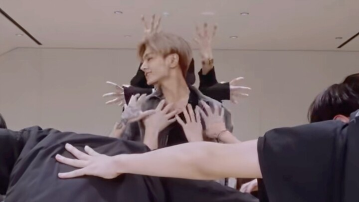 ใครจะยังสงสัยในความสามารถการเต้นของเขาได้อีกล่ะ... การเต้นแบบบิ๊กเฟรมนี่มันสุดยอดจริงๆ