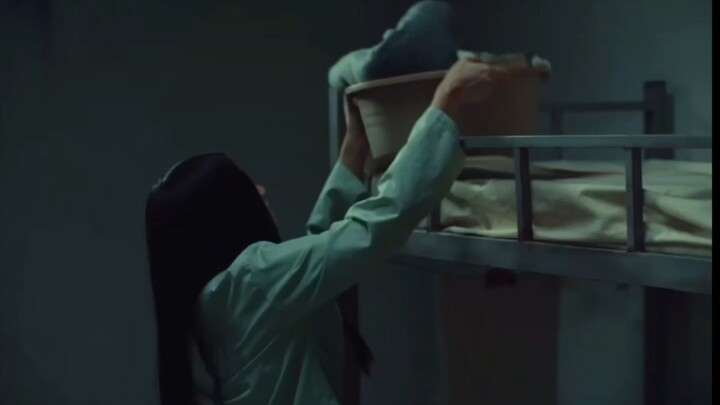 [Prison Chaos & Romantic Tension] OMG, who can resist this kiss and this hug! I just screamed! Stay 