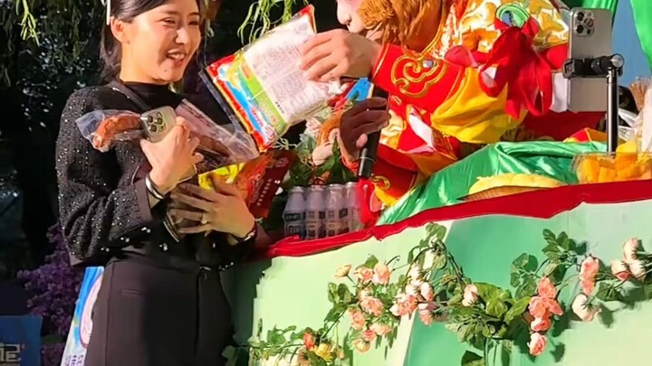 القرد صاحب بسكويت الثلج تعرض للطعن من الخلف! تفاعل مع الفتاة... أنا ما مدينك بشيء أبداً!!!