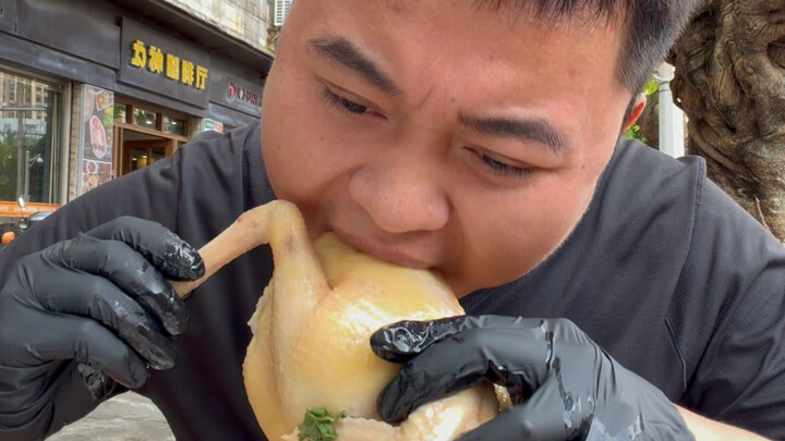 Eating Shishan Milk Lamb in Haikou—so flavorful, but who’d have thought it’d be this tough! And the 