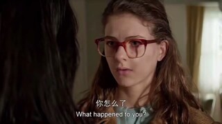 所有的人都假装看不见，只有莱农问她怎么了，为她哭泣