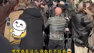 为了拍肖战真的是拼了，第一位大哥真的神走位啊，有的老外连中文都学会了，xiao~xiaozhan~虽然发音奇奇怪怪的哈哈哈。巨星出街，全世界的镜头都吻了上来