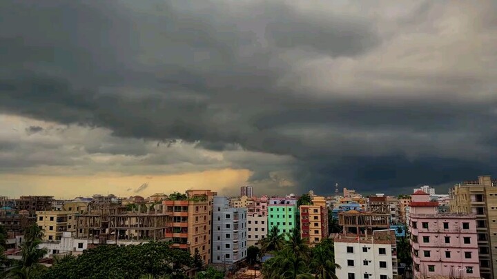 আকাশের বুকে মেঘের আলপনা