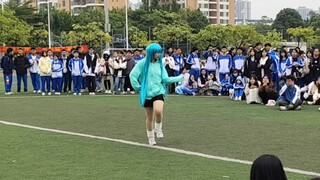 Hatsune Miku performs otaku dance at Qinzhou No. 2 Middle School Sports Meet