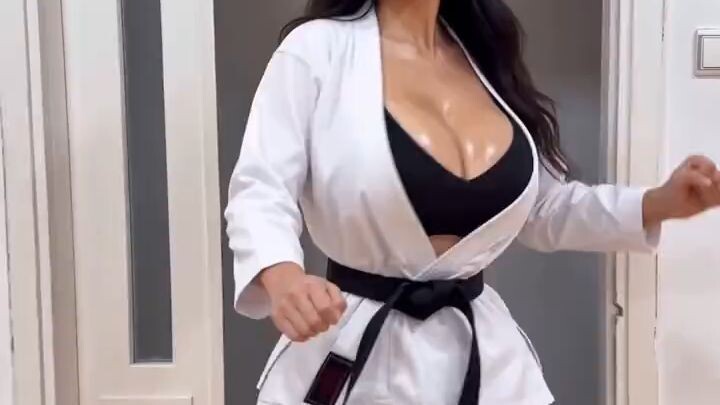 Tendangan Samping Presisi di Kelas Karate