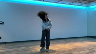 Hair defying gravity! NMIXX's Jang Kyu-jin dances live again, performing the album track "run for ro