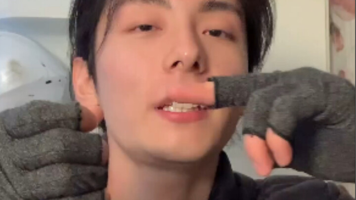 Cái cốc nước này sao lại bán hơn 1000 tệ?! Uống vào mà vẫn sống nhăn chứ!