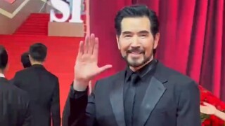 电影《封神第一部》导演乌尔善携剧组现身上海国际电影节开幕式红毯！费翔&于适&夏雨等主创全员黑西服亮相！