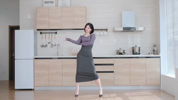 Gaun panjang memang cantik banget! Bahkan si kelinci gemuk ini pun terlihat begitu anggun saat memak